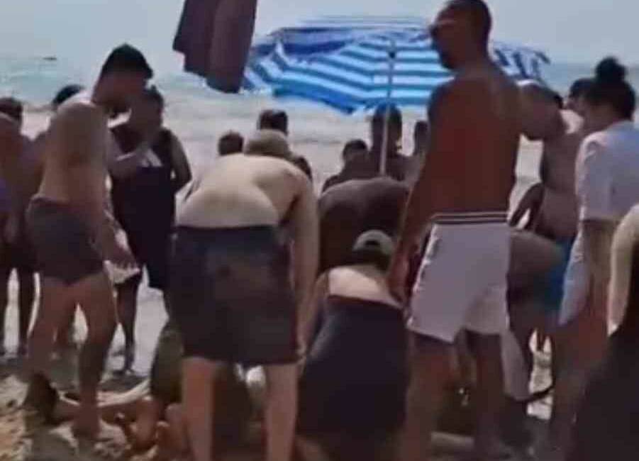 Aydın’ın Kuşadası ilçesinde 2 kişi serinlemek için girdikleri Kadınlar Denizi’nde