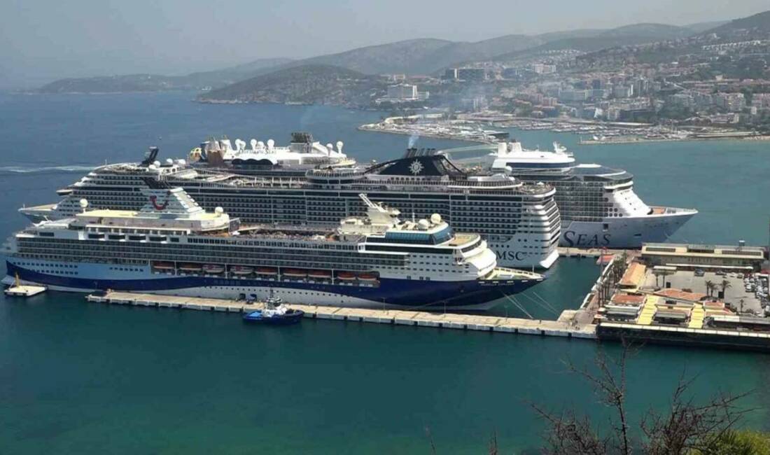 Aydın’ın Kuşadası ilçesine gelen 3 kruvaziyer gemisi, toplam 9 bin