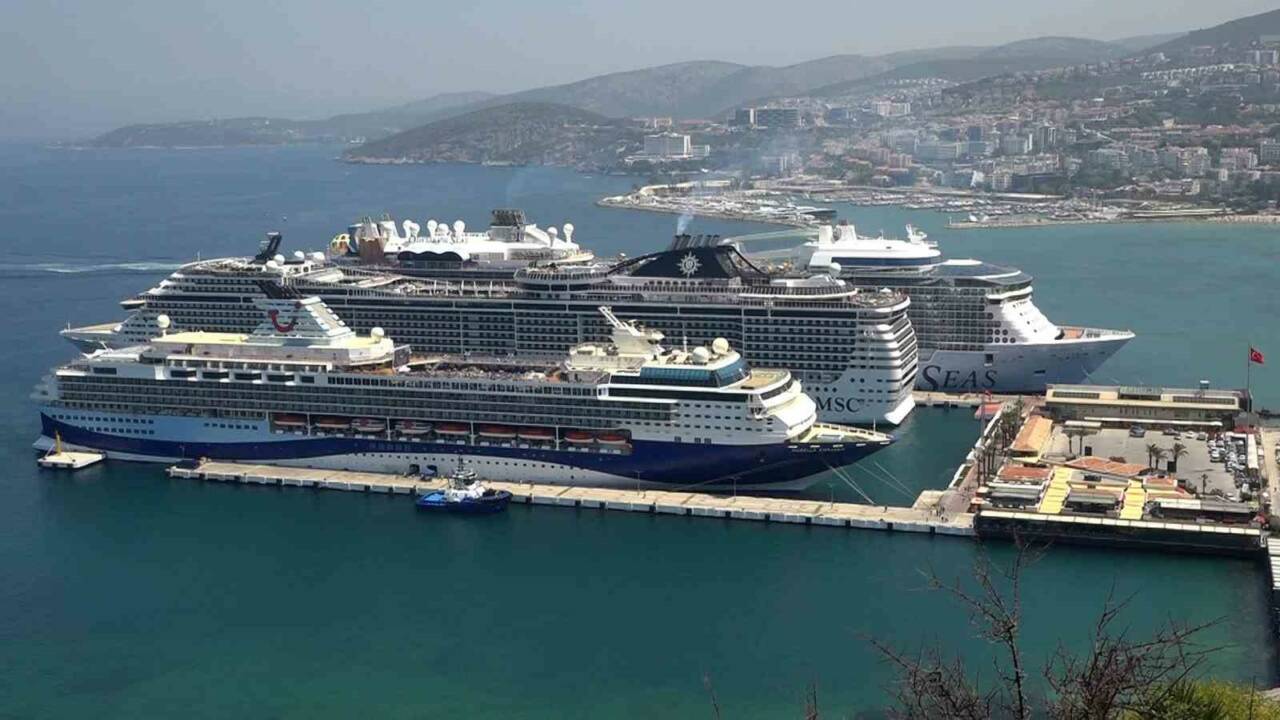 Aydın’ın Kuşadası ilçesine gelen 3 kruvaziyer gemisi, toplam 9 bin