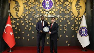 Kütahya Belediye Başkanı Eyüp Kahveci, Türkiye’deki Fildişi Sahili Denguele Özerk