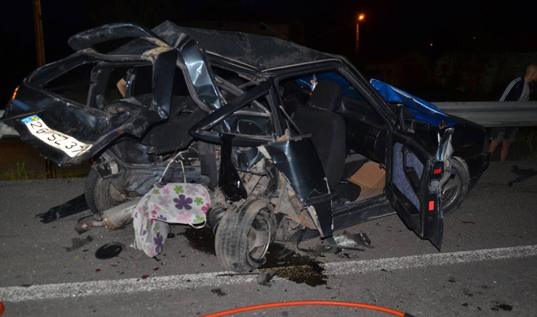 KÜTAHYA (AA) – Kütahya’nın Tavşanlı ilçesinde minibüs ile otomobilin çarpışması