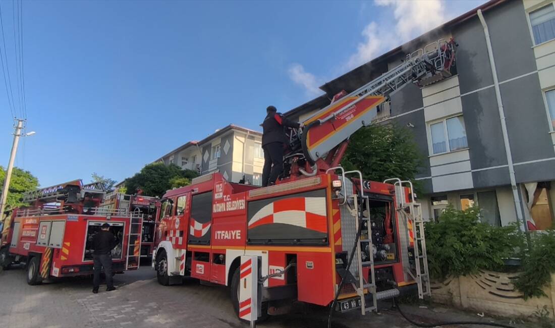 KÜTAHYA (AA) – Kütahya’da yangın çıkan bir apartman dairesinde mahsur