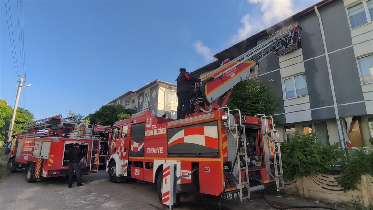 KÜTAHYA (AA) – Kütahya’da yangın çıkan bir apartman dairesinde mahsur