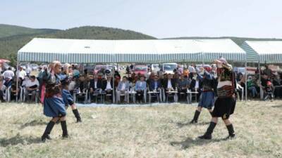 Kütahya’nın Karaağaç köyünde düzenlenen Bahar ve Çocuk Şenlikleri, köy halkının