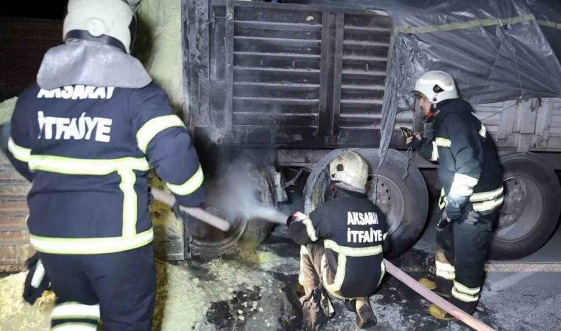 Kırıkkale’den Mersin’e giden kükürt yüklü tırın patlayan lastiği yangına neden