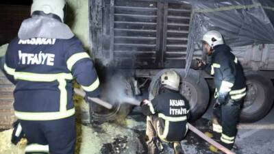 Kırıkkale’den Mersin’e giden kükürt yüklü tırın patlayan lastiği yangına neden