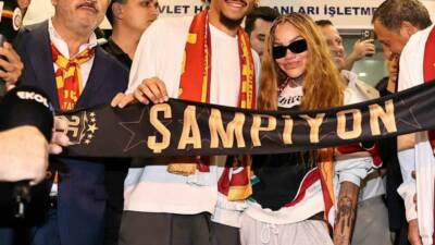 Galatasaray’ın görüşmelere başladığı Alman futbolcu Leroy Sane, İstanbul’a geldi. Yeni