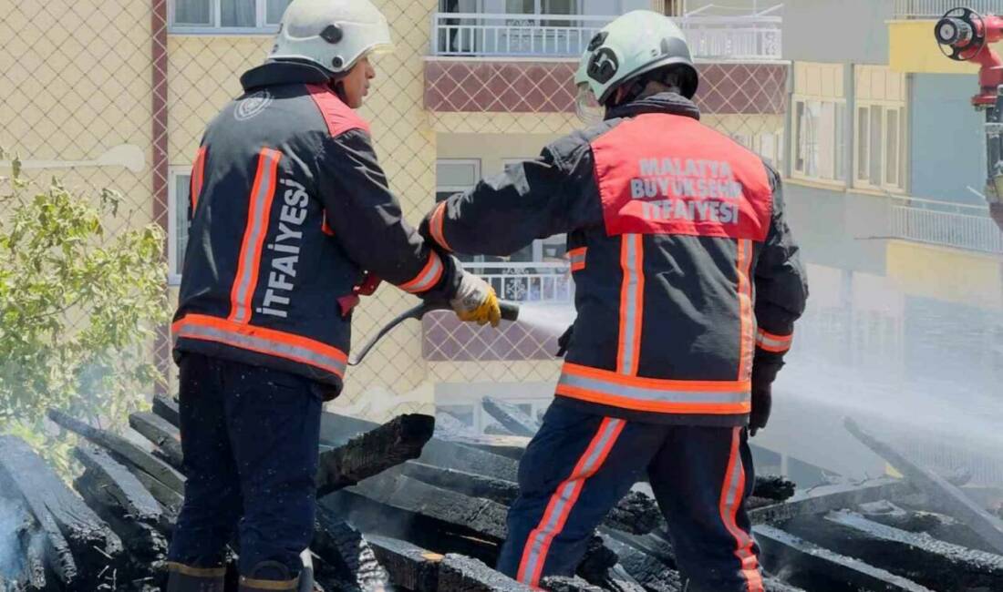 Malatya’nın Battalgazi ilçesinde ağır hasarlı bir okul binasının çatısında çıkan
