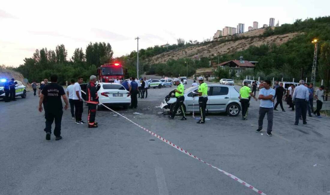 Malatya’nın Yeşilyurt ilçesinde iki otomobilin çarpıştığı trafik kazasında 11 kişi