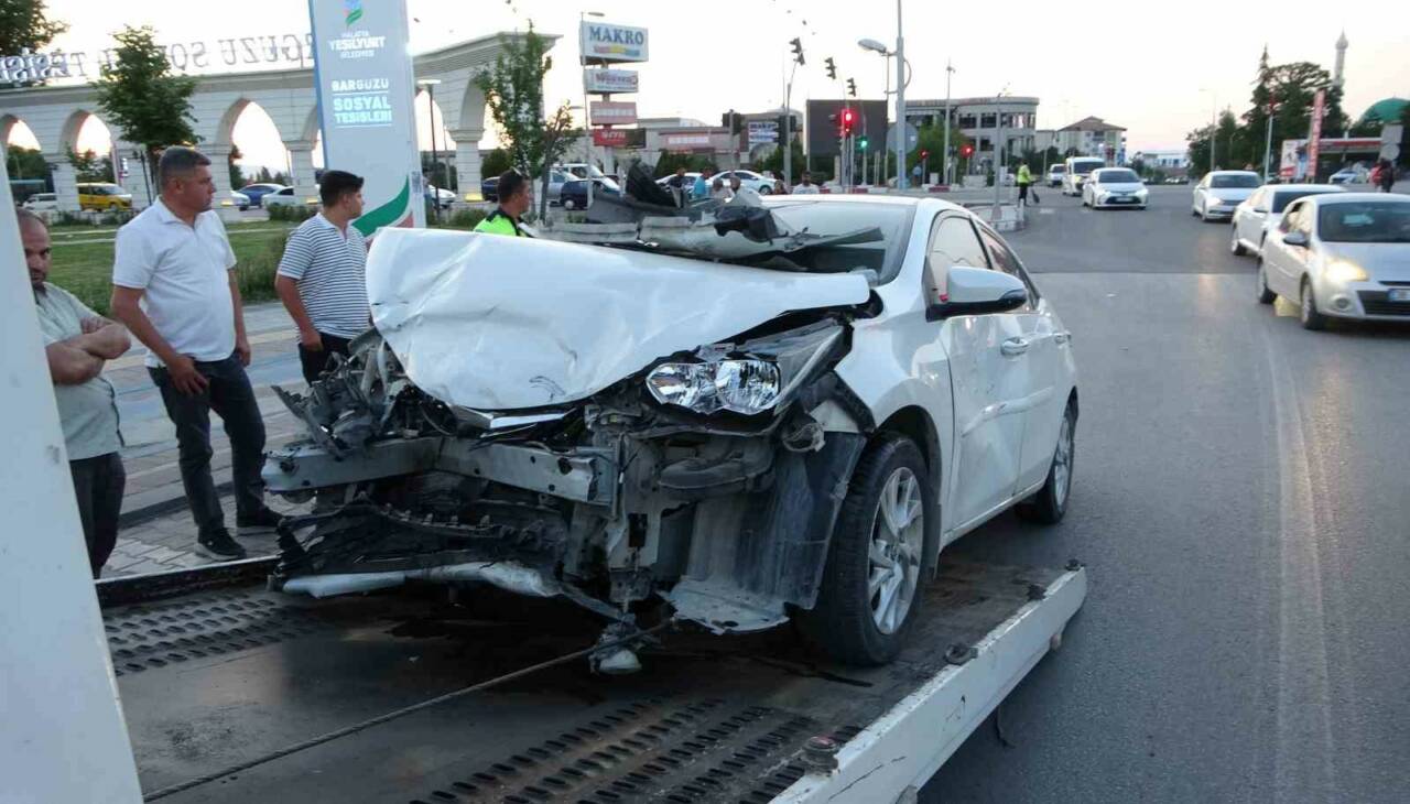 Malatya’da iki aracın karıştığı trafik kazasında 2 kişi yaralandı. Kaza,