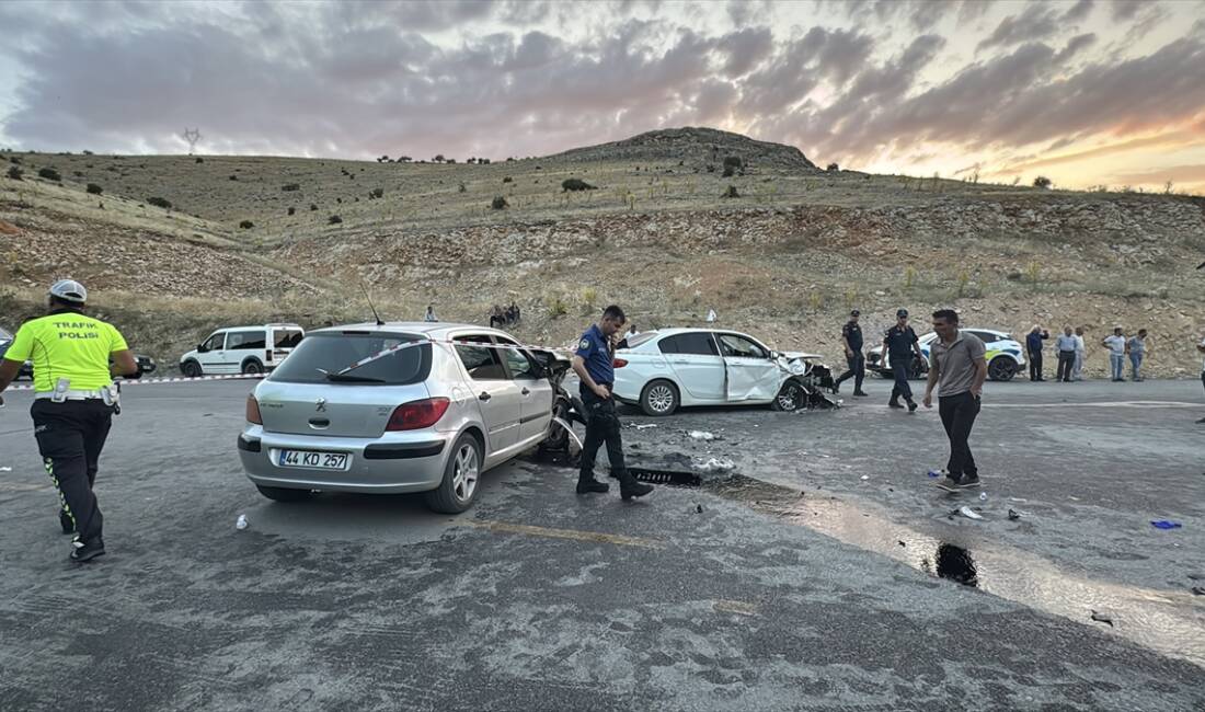 MALATYA (AA) – Malatya’nın Yeşilyurt ilçesinde iki otomobilin çarpışması sonucu