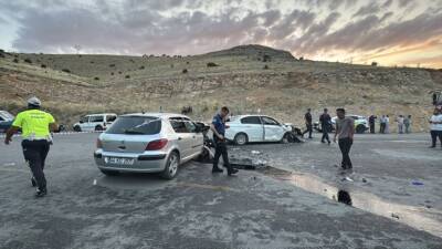 MALATYA (AA) – Malatya’nın Yeşilyurt ilçesinde iki otomobilin çarpışması sonucu