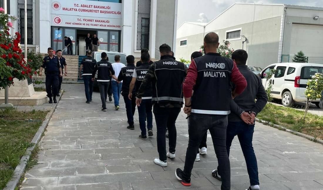 Malatya’da, sokak satıcılarına yönelik gerçekleştirilen uyuşturucu operasyonunda 14 şüpheli tutuklandı.