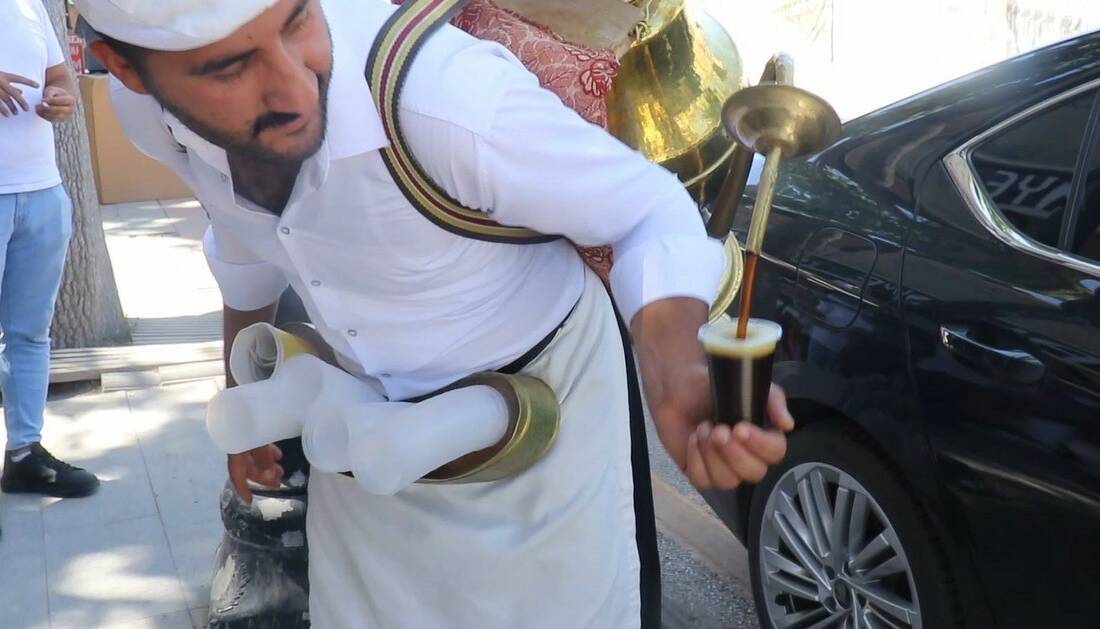 Malatya’da hava sıcaklıklarının artmasıyla birlikte vatandaşlar, serinlemek için geleneksel içeceklerden