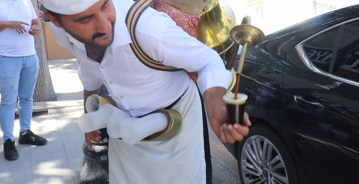 Malatya’da hava sıcaklıklarının artmasıyla birlikte vatandaşlar, serinlemek için geleneksel içeceklerden