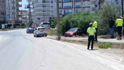 Antalya’nın Manavgat ilçesinde otomobilin direğe çarpması sonucu meydana gelen kazada