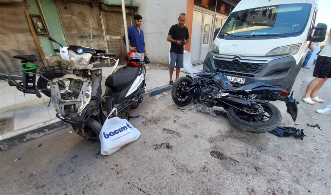 MANİSA (AA) – Manisa’nın Yunusemre ilçesinde otomobilin iki motosiklete çarpması