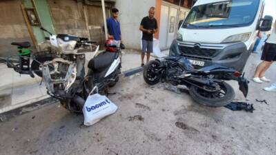 MANİSA (AA) – Manisa’nın Yunusemre ilçesinde otomobilin iki motosiklete çarpması