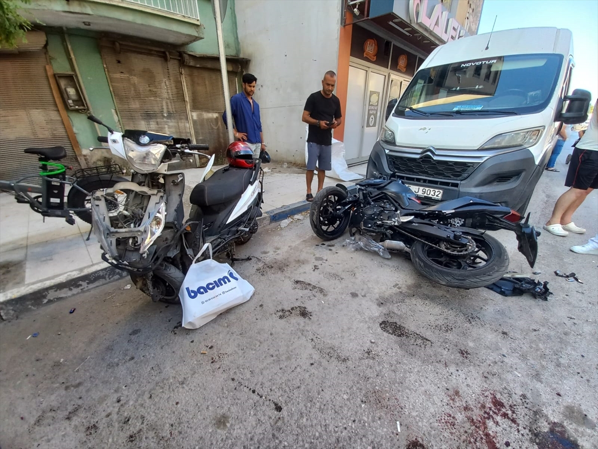 MANİSA (AA) – Manisa’nın Yunusemre ilçesinde otomobilin iki motosiklete çarpması