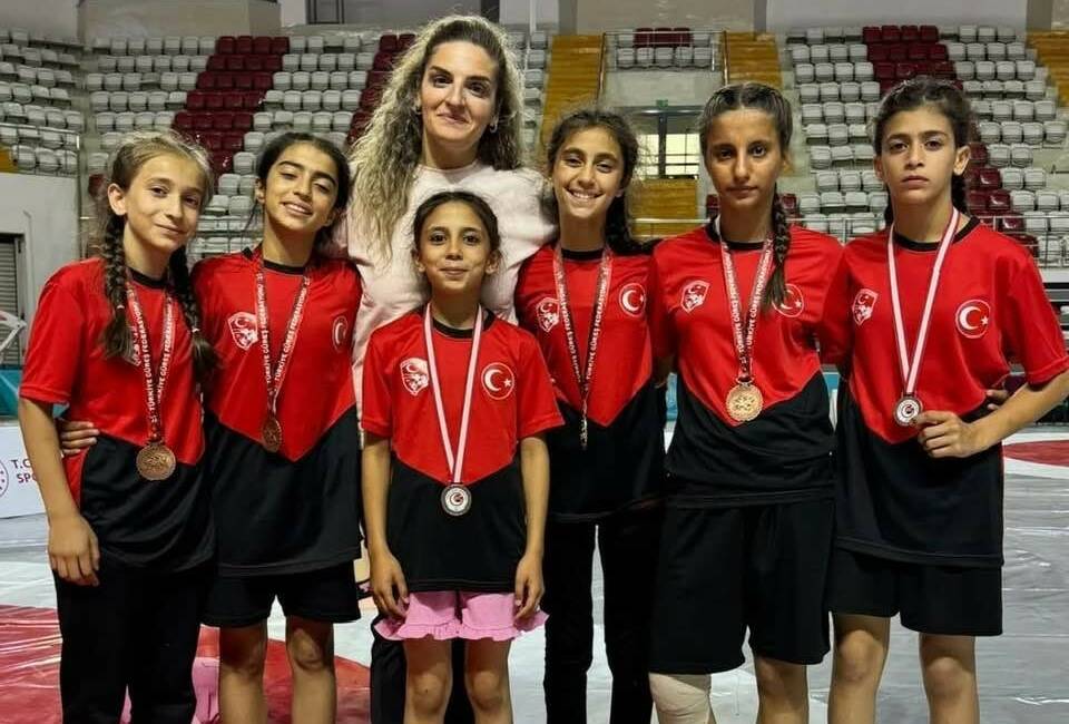 Manisa’nın Salihli ilçesi Misak-ı Milli Ortaokulu öğrencilerinden Nehir Tekin, Sivas’ta