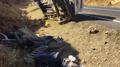 MARDİN (AA) – Mardin’in Midyat ilçesinde hafif ticari aracın devrilmesi