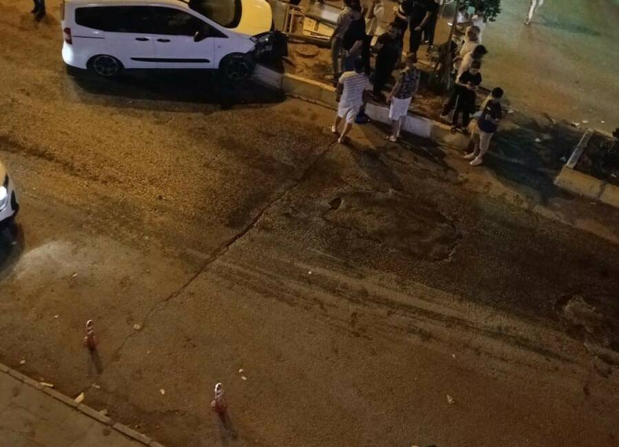 Mardin’in Kızıltepe ilçesinde kontrolden çıkan hafif ticari araç refüje çarparak