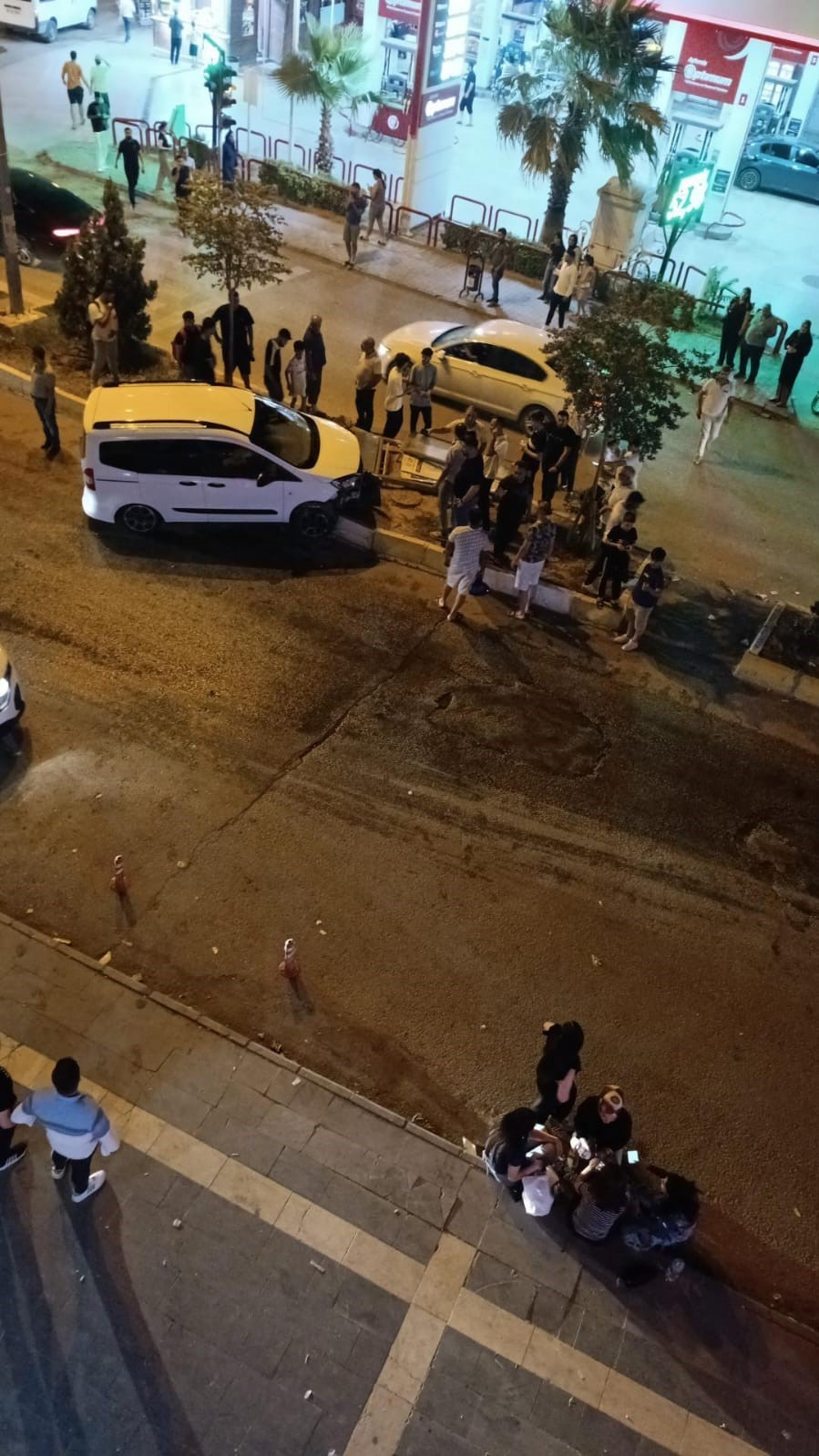 Mardin’in Kızıltepe ilçesinde kontrolden çıkan hafif ticari araç refüje çarparak