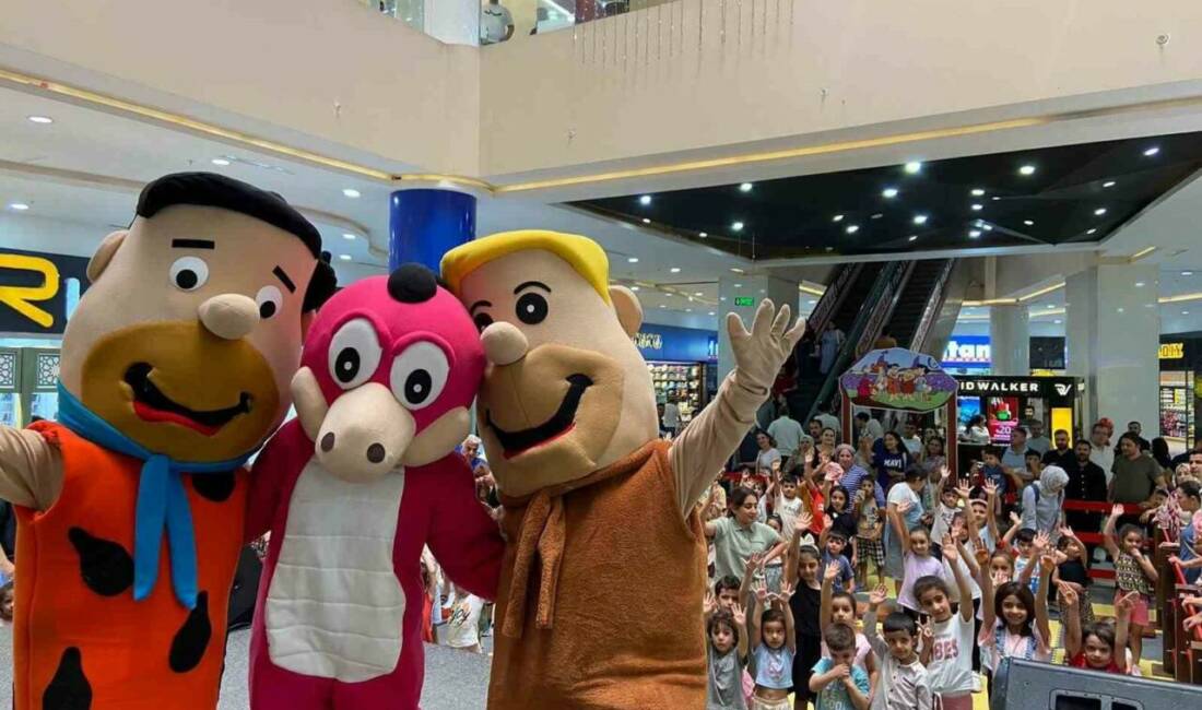 Mardian Mall’da, öğrencilere karne hediyesi olarak düzenlenen taş devri, pinokyo