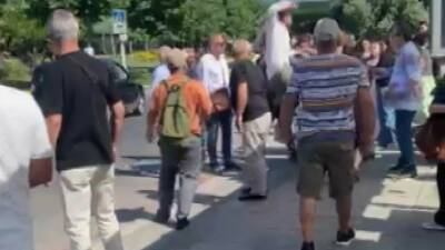 Marmaray istasyonu çıkışında bir genç ve yaşlı vatandaş arasında yol