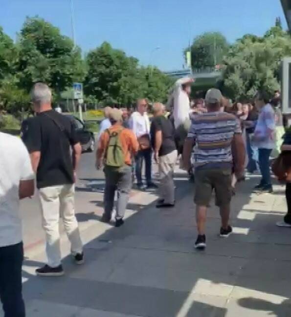 Marmaray istasyonu çıkışında bir genç ve yaşlı vatandaş arasında yol
