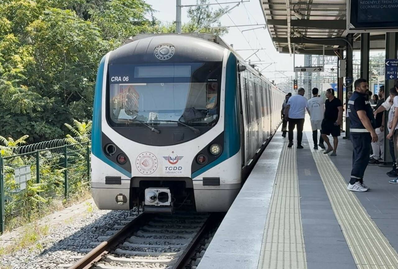 İstanbul Marmaray Ataköy istasyonunda bir kişi raylara atlayarak intihar etti.