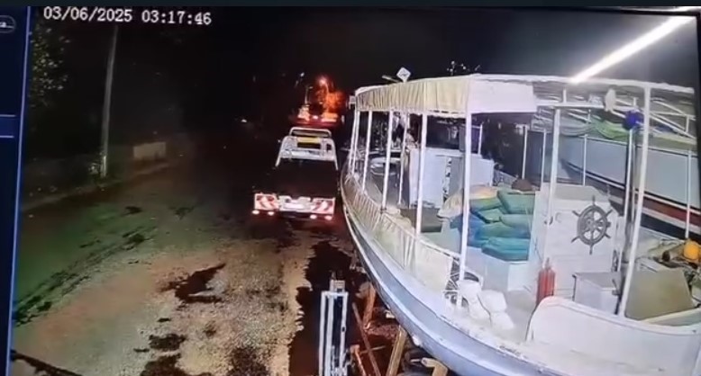 Marmaris açıklarında meydana gelen 5.8 şiddetindeki deprem güvenlik kameralarına yansıdı.