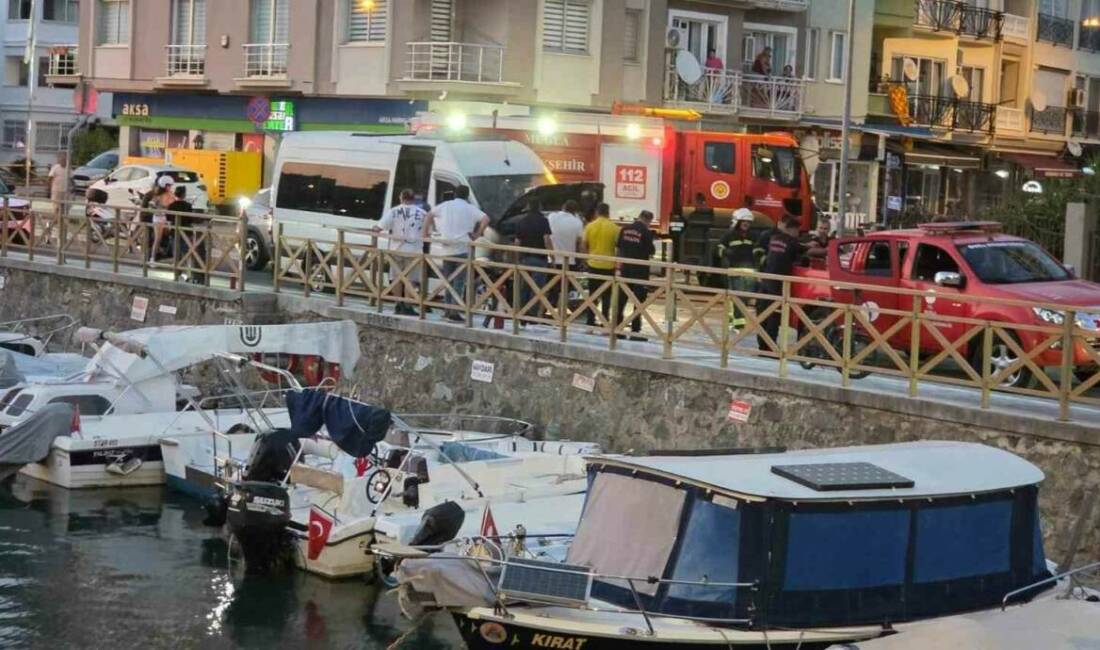 Muğla’nın Marmaris ilçesinde turistleri taşıyan bir servis minibüsü, motor kısmından