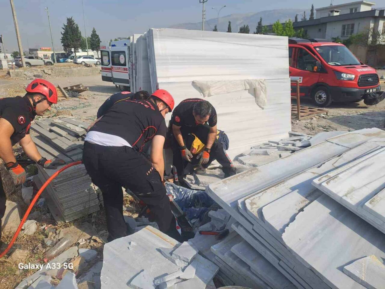 Kahramanmaraş’ta bir iş yerinde mermer blokların devrilmesi sonucu 2 işçi