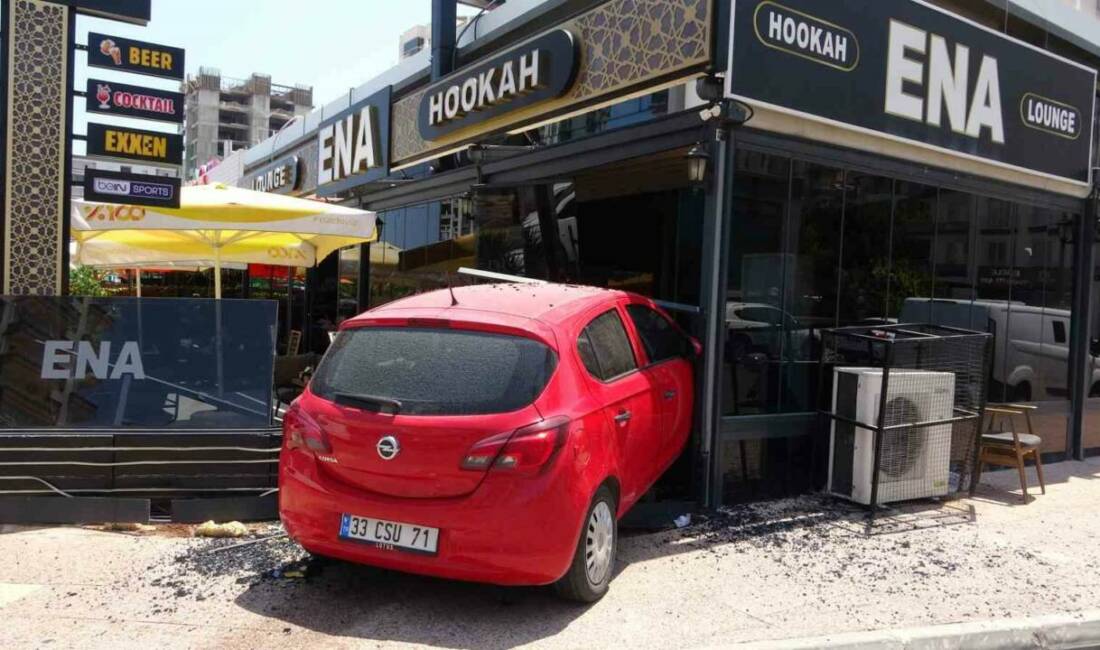 Mersin’de dönüş yapmak isteyen kadın sürücü, sağ tarafındaki motosikletliyi sıkıştırmamak