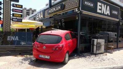 Mersin’de dönüş yapmak isteyen kadın sürücü, sağ tarafındaki motosikletliyi sıkıştırmamak