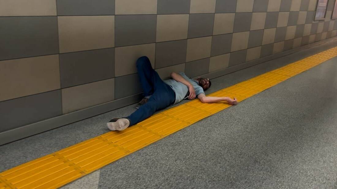 Bursa’da bir şahıs metro alt geçidinde uzanıp uyumayı tercih etti.