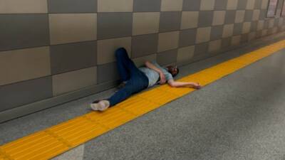 Bursa’da bir şahıs metro alt geçidinde uzanıp uyumayı tercih etti.