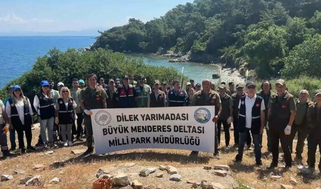 Aydın’ın Kuşadası ilçesinde bulunan Milli Park’ta kıyı temizliği gerçekleştirilirken, koyların
