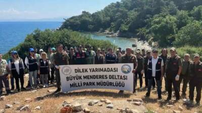Aydın’ın Kuşadası ilçesinde bulunan Milli Park’ta kıyı temizliği gerçekleştirilirken, koyların