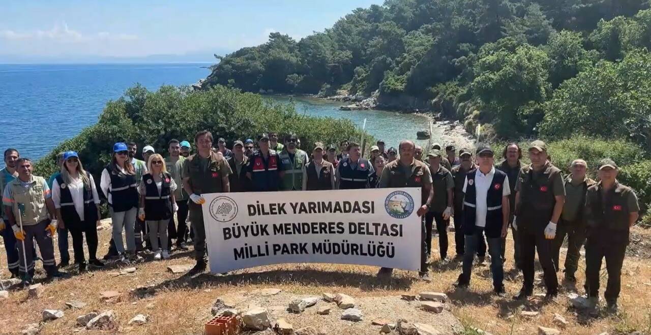 Aydın’ın Kuşadası ilçesinde bulunan Milli Park’ta kıyı temizliği gerçekleştirilirken, koyların