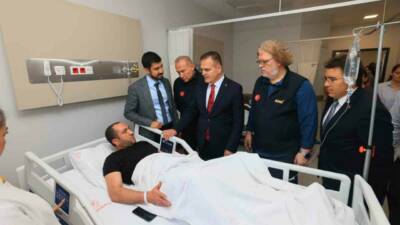 Muğla Valisi İdris Akbıyık, Marmaris depreminde yaralanan vatandaşları hastanede ziyaret