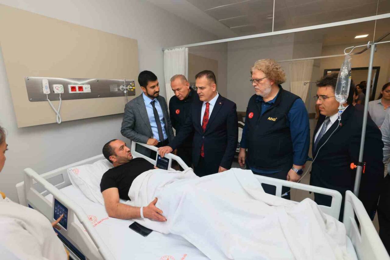 Muğla Valisi İdris Akbıyık, Marmaris depreminde yaralanan vatandaşları hastanede ziyaret