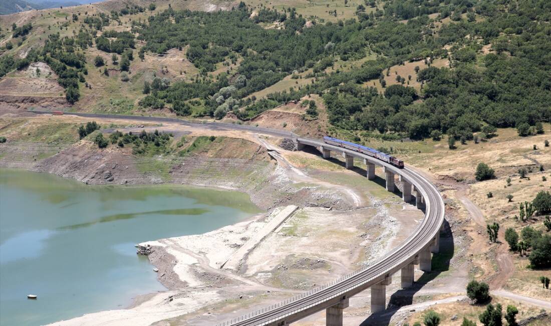 MUŞ (AA) – Muş Valisi Avni Çakır ve doğa tutkunları,