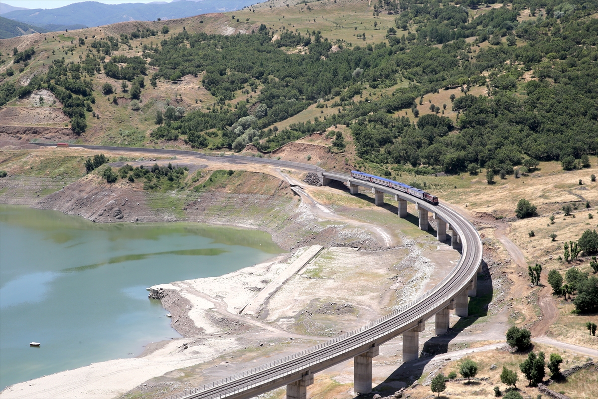 MUŞ (AA) – Muş Valisi Avni Çakır ve doğa tutkunları,