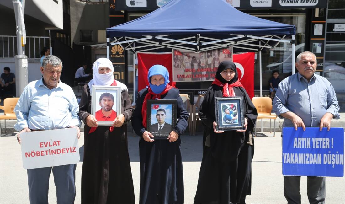 MUŞ (AA) – Muş’ta çocukları terör örgütü PKK tarafından kaçırılan