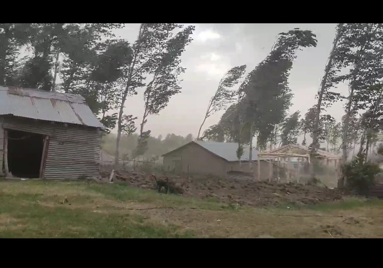 Muş’ta aniden etkisini gösteren sağanak yağış ve fırtına, merkeze bağlı