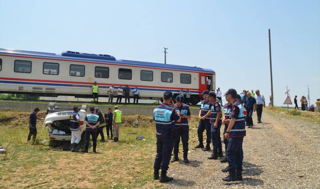 MUŞ (AA) – Muş’ta hemzemin geçitte yük treninin çarptığı otomobilin