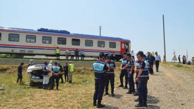 MUŞ (AA) – Muş’ta hemzemin geçitte yük treninin çarptığı otomobilin