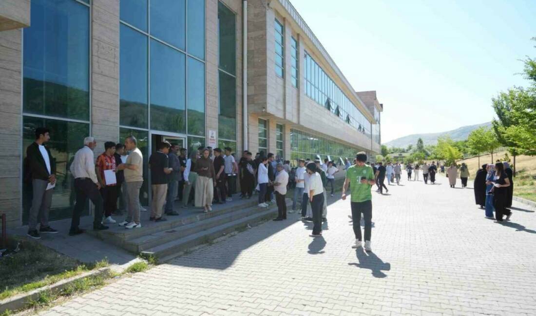 Muş’ta, Yükseköğretim Kurumları Sınavı’nın (YKS) ikinci oturumu olan Alan Yeterlilik
